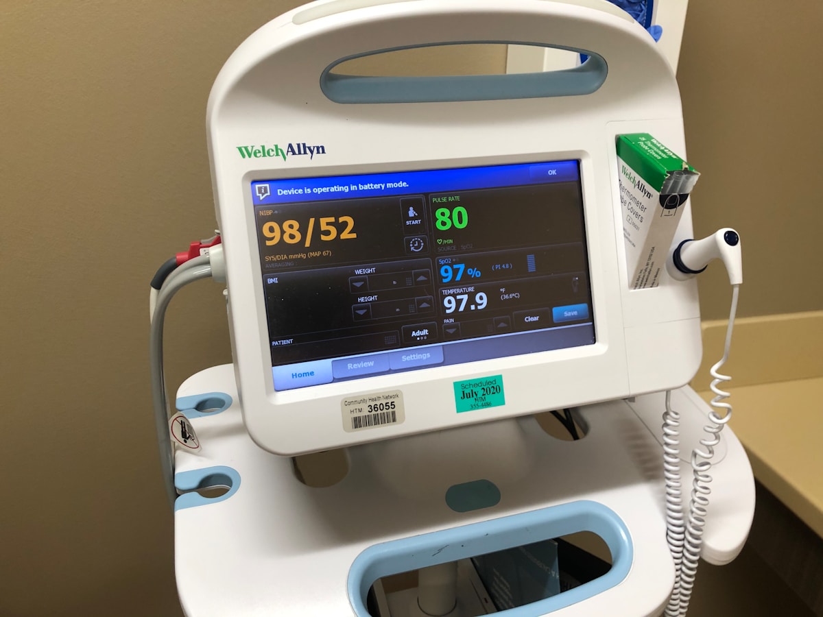Moniteur médical affichant les signes vitaux d'un patient.