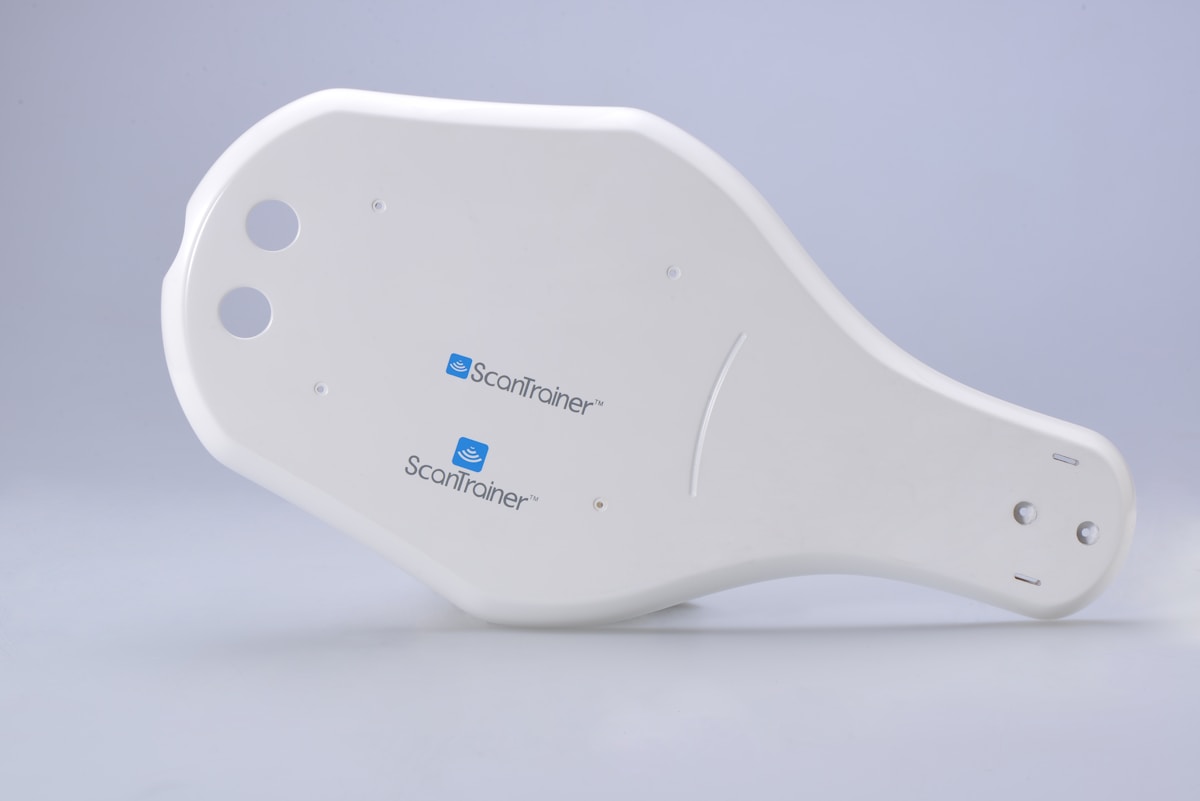 Deux scanners portables blancs avec le logo Scantrainer.