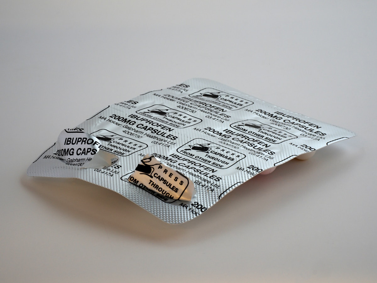 Paquet de capsules d'ibuprofène de 200 mg.
