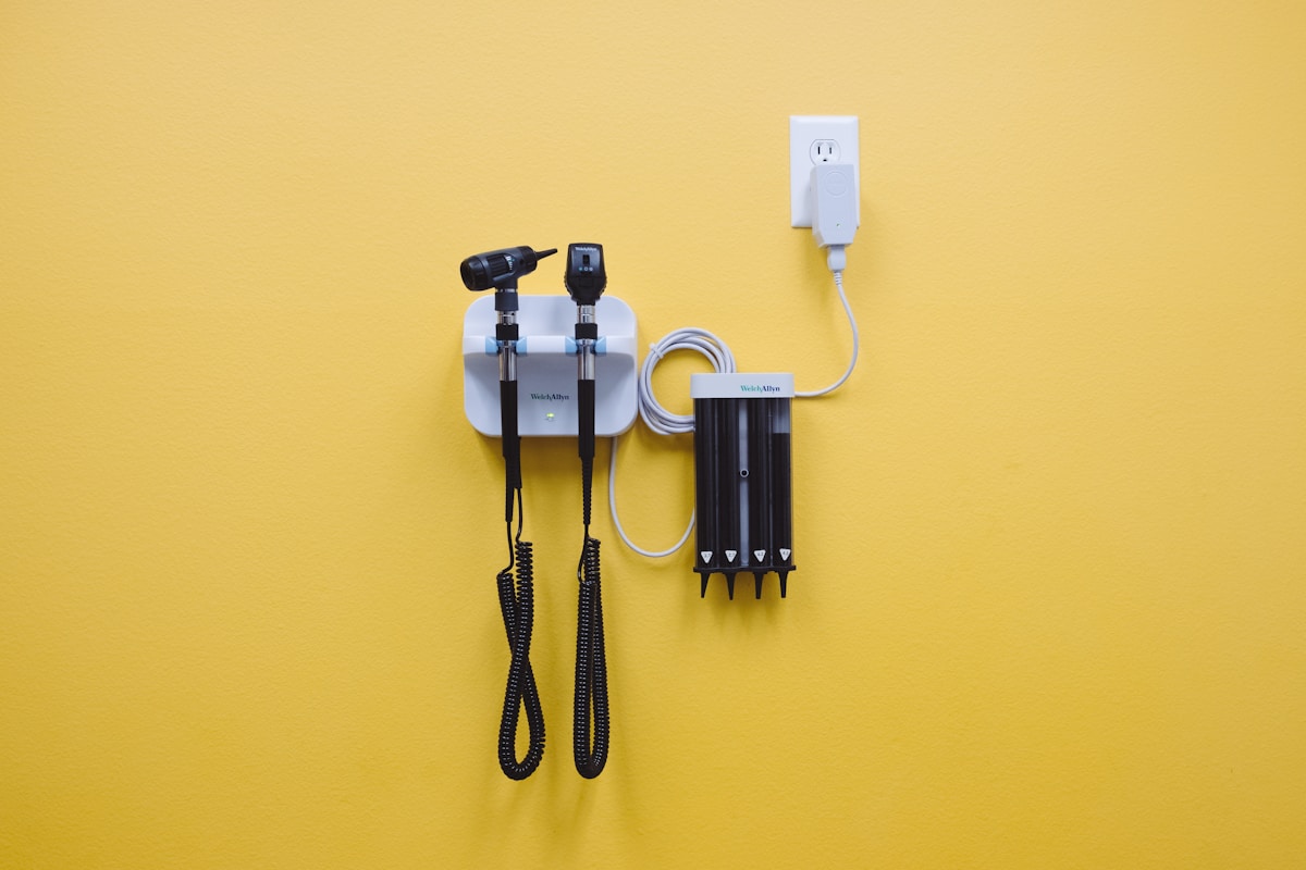 Accessoires électroniques sur fond jaune vif.