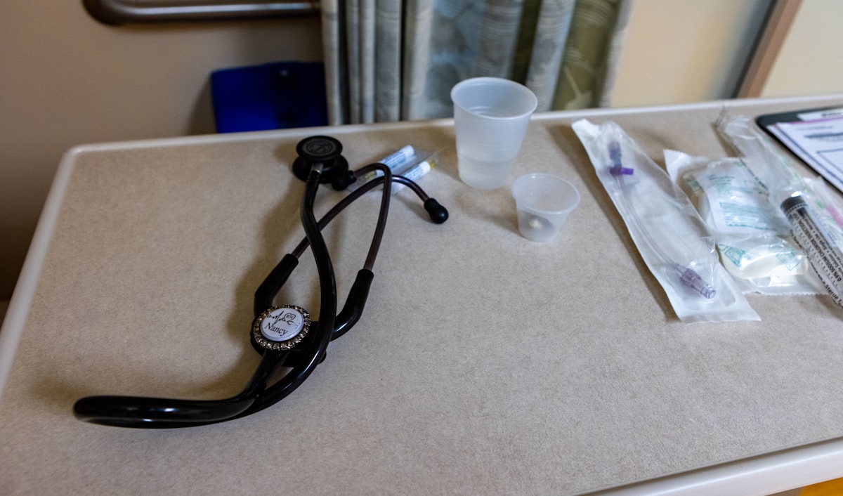 Des outils médicaux sont posés sur une table d'hôpital.