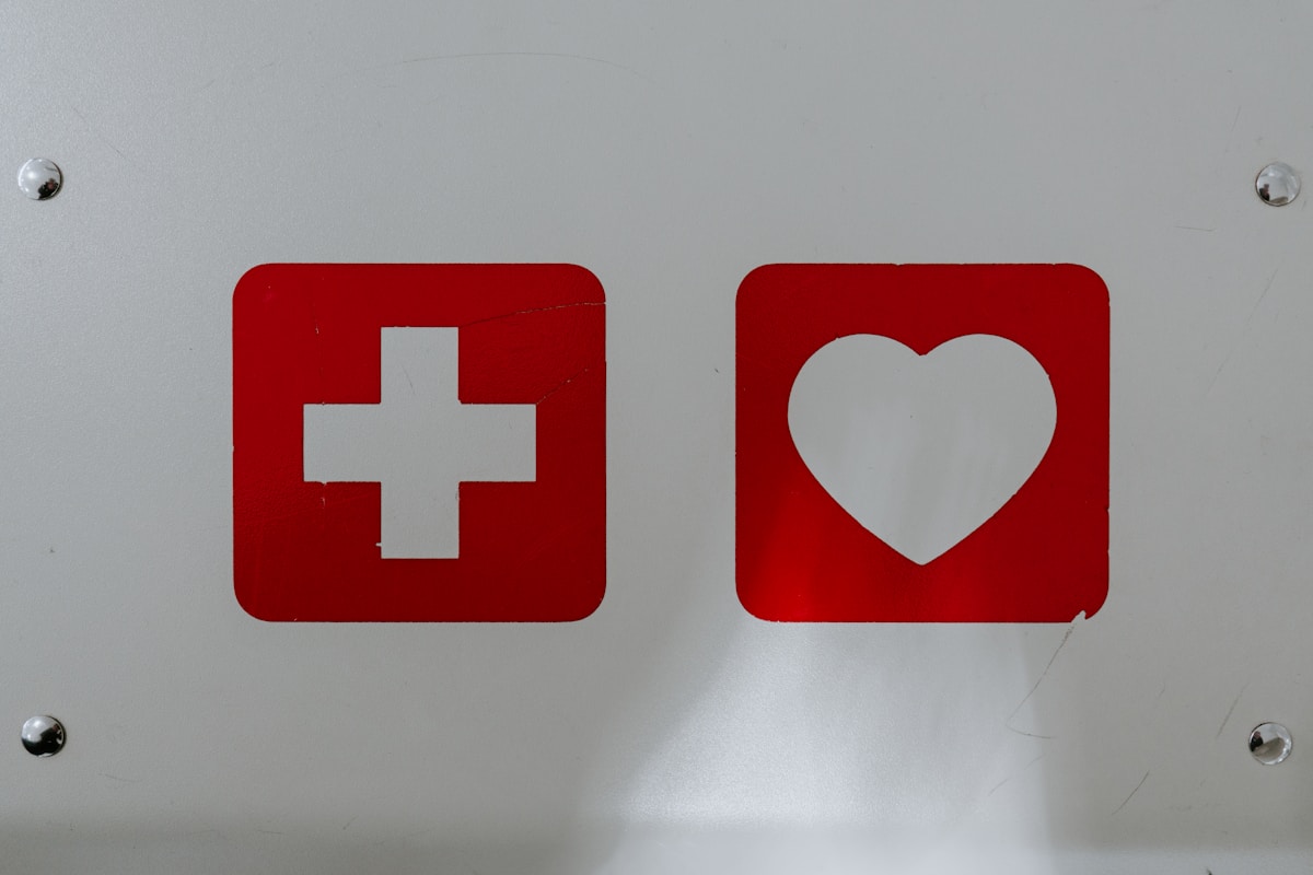 Logo en forme de x rouge et blanc