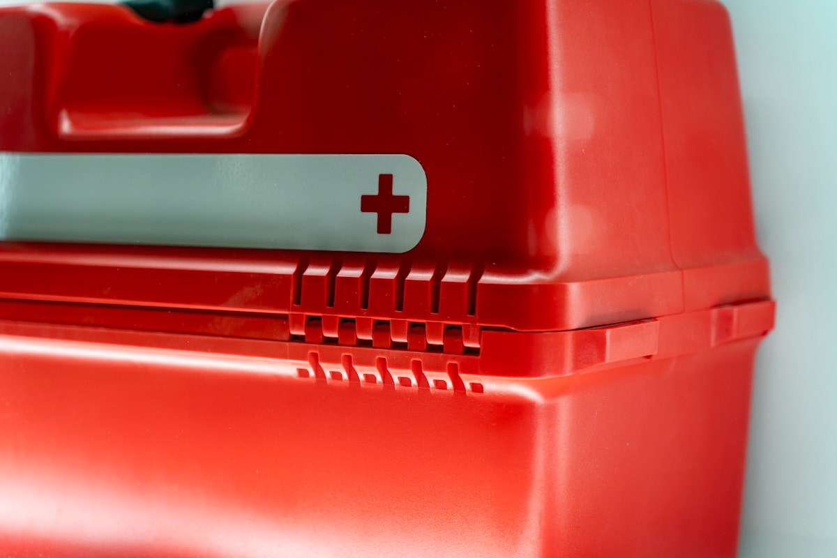 Un kit de premiers soins rouge est visible.