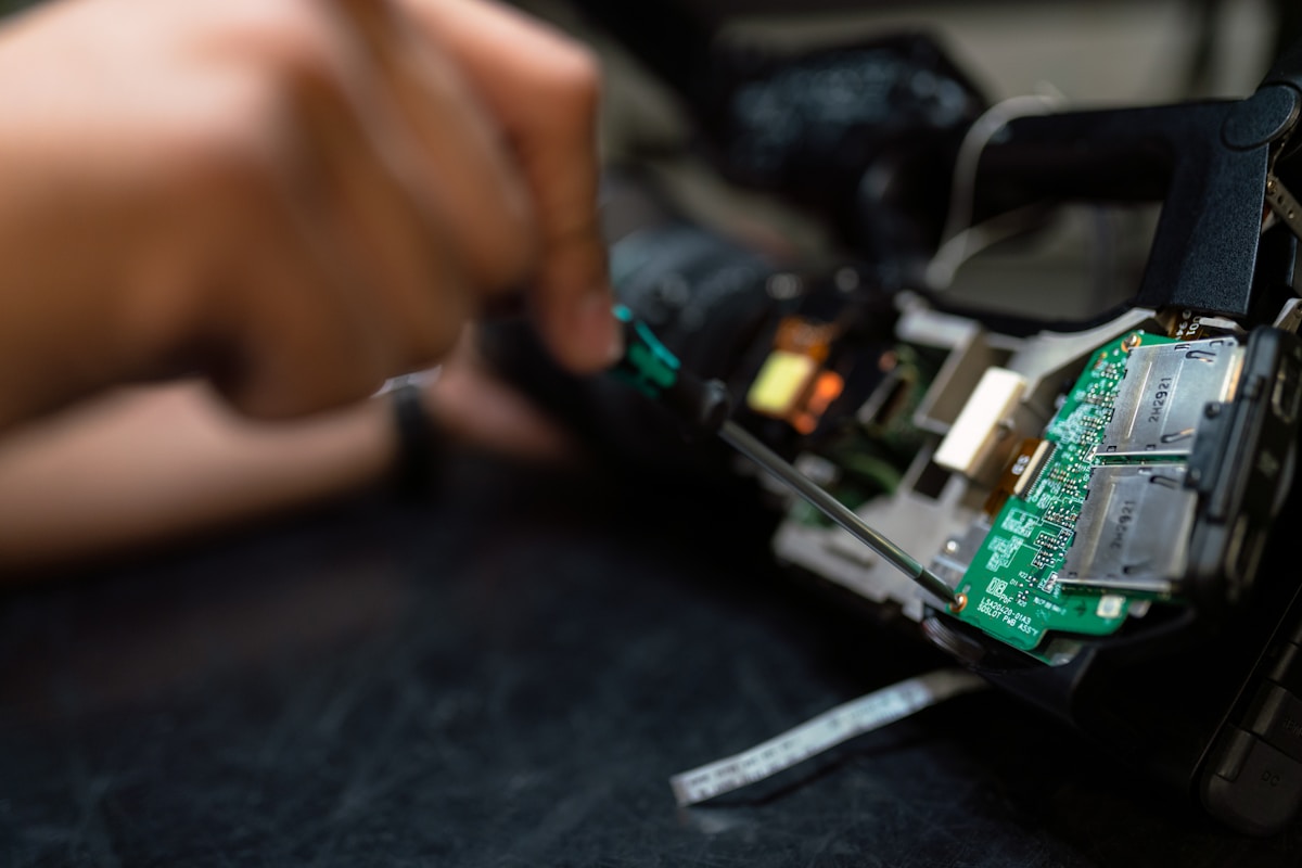 Réparation d'un appareil électronique, composants électroniques, travail de maintenance.