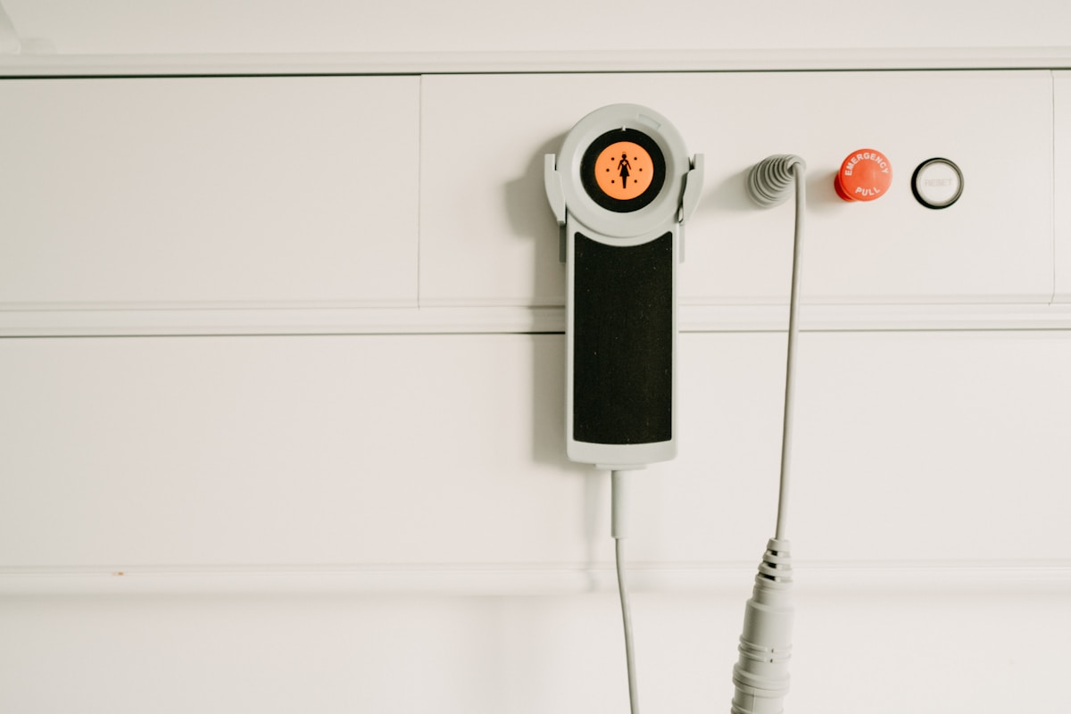 Appareil de contrôle d'accès avec bouton d'urgence.