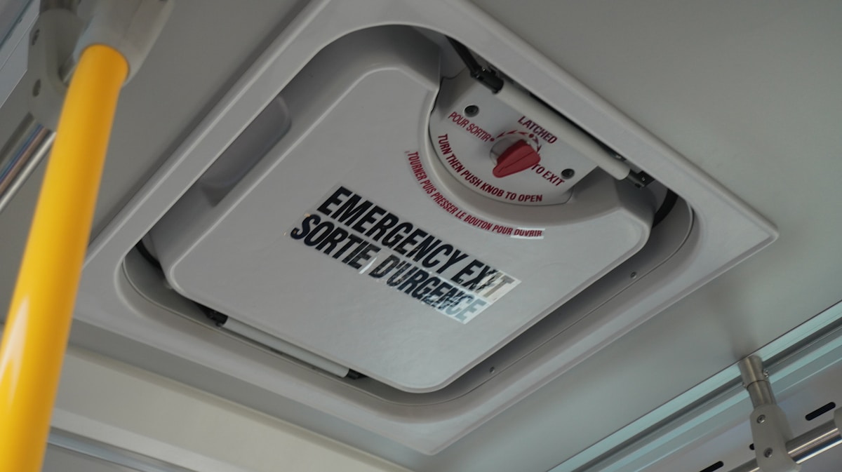 Panneau d'urgence avec instructions d'ouverture dans un véhicule.
