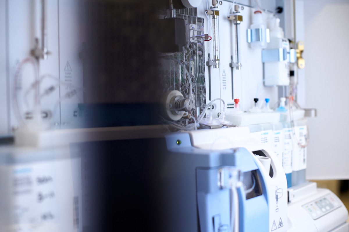 Équipement médical complexe dans un environnement clinique.