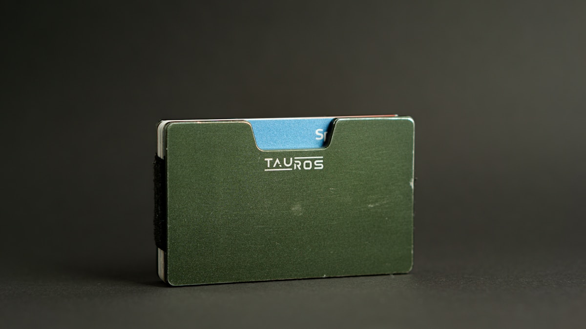 Boîte verte métallique avec le logo Tauros.