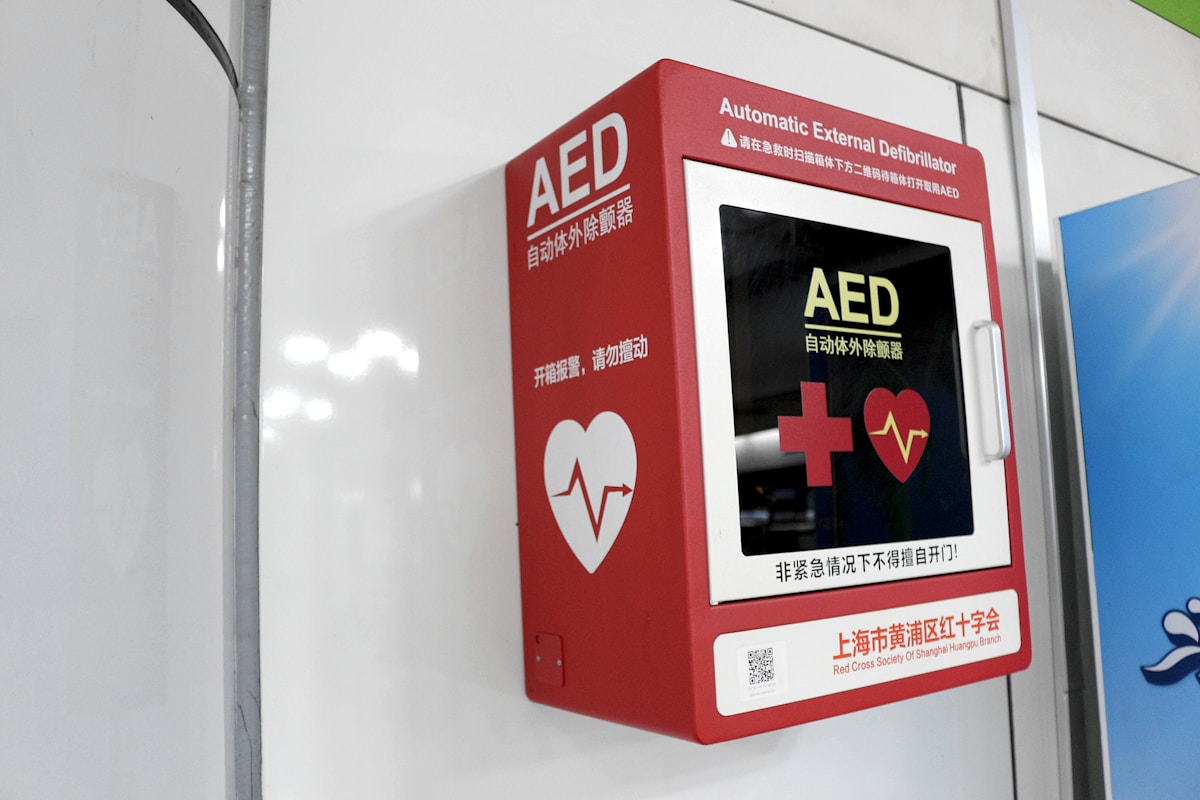 Boîte rouge avec un défibrillateur externe automatique (AED) pour les urgences médicales.