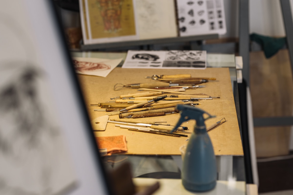 Un bureau avec divers objets posés dessus.