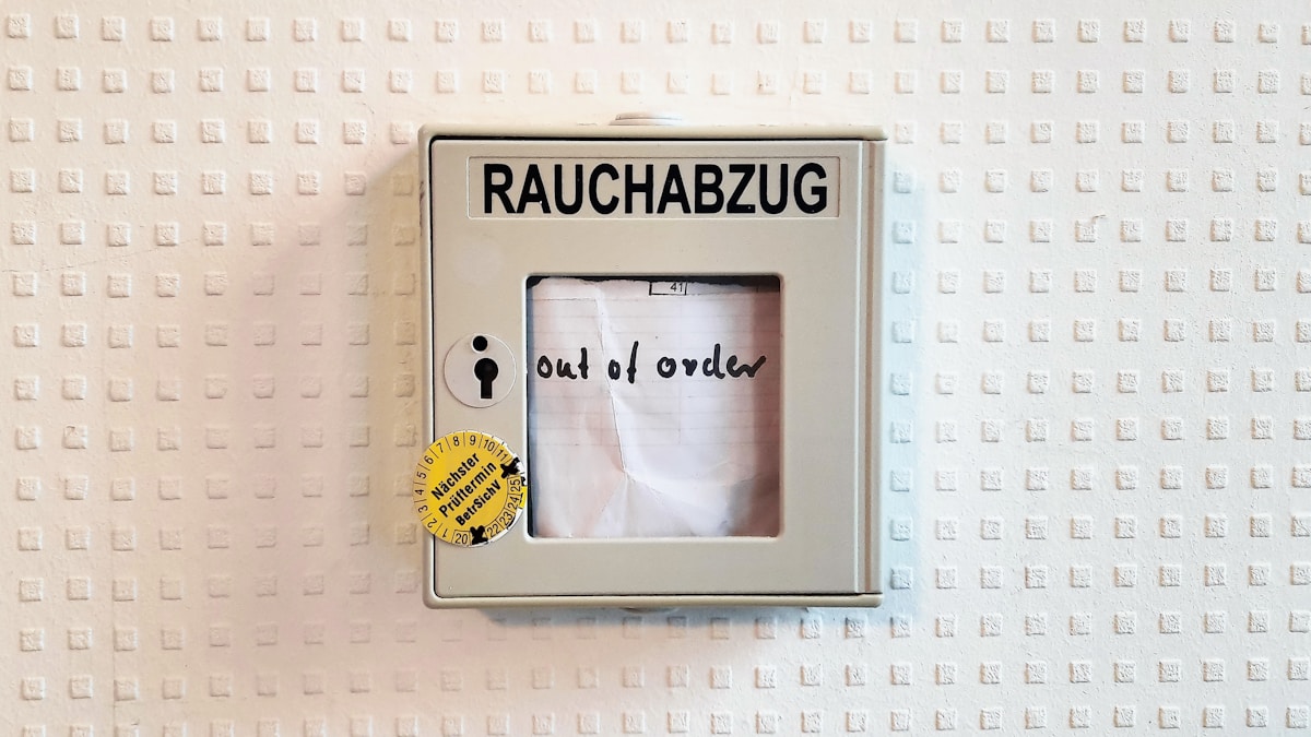 Boîte de rangement pour cigarettes avec panneau "Rauchabzug" et message "out of order".