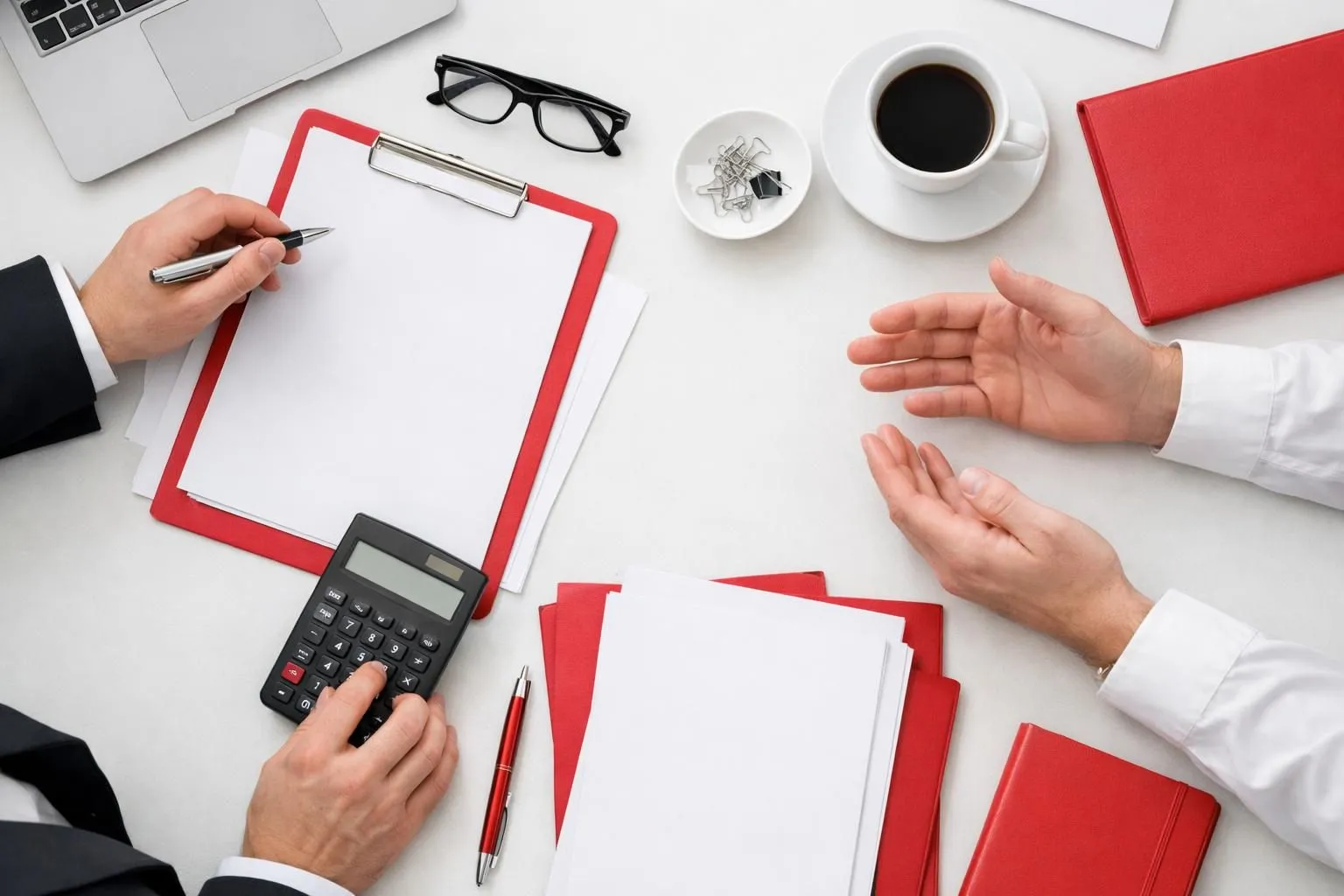 Un cadre d'entreprise examine des documents financiers et des formulaires de subventions sur un bureau avec une calculatrice et un dossier marqué 'subventions', dans un bureau professionnel à Bordeaux, avec un éclairage naturel par la fenêtre.