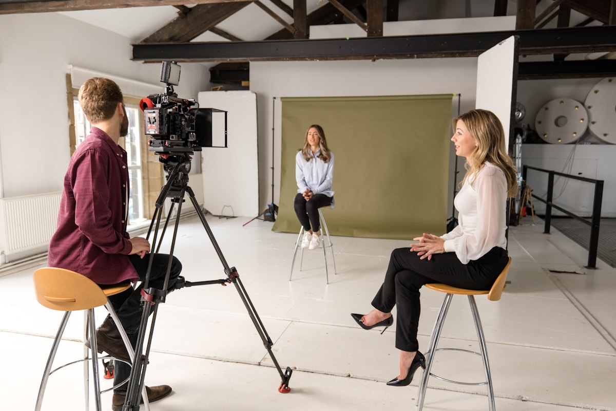 Équipe de production filmant une interview dans un studio.