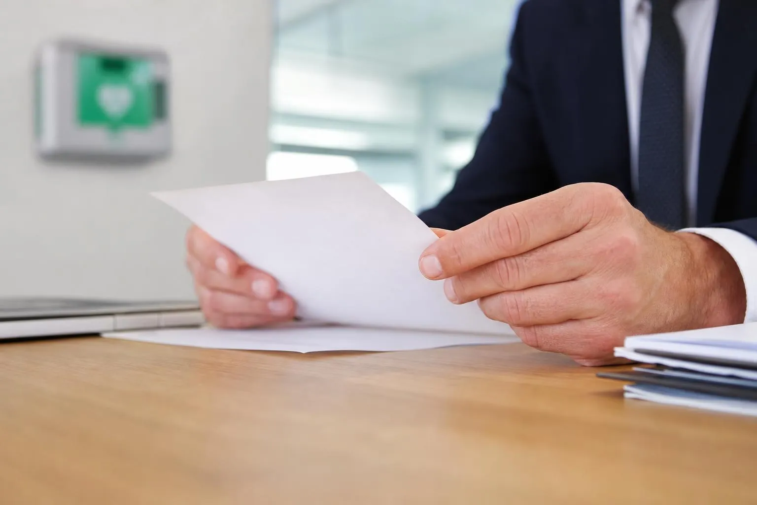 Homme d'affaires tenant un document dans son bureau.