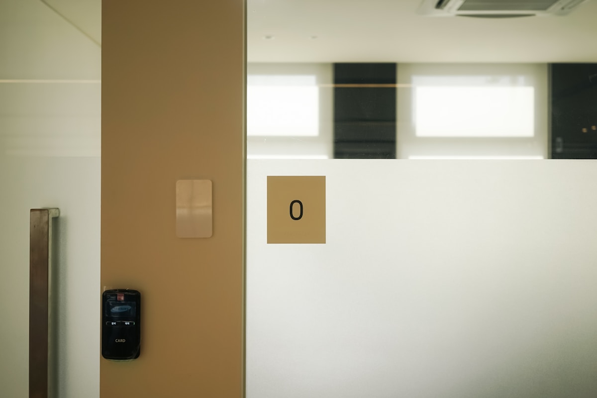 Couloir avec porte numérotée et lecteur de carte.
