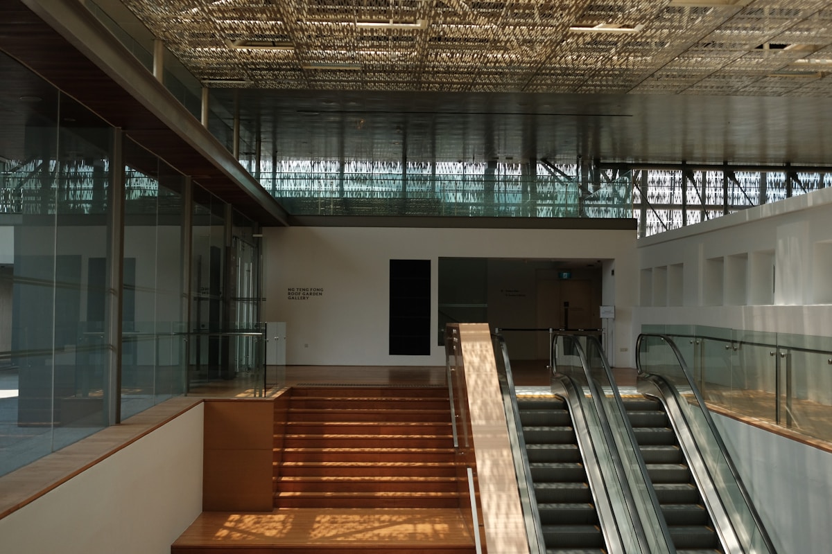 Intérieur moderne avec escaliers en bois et toit vitré.