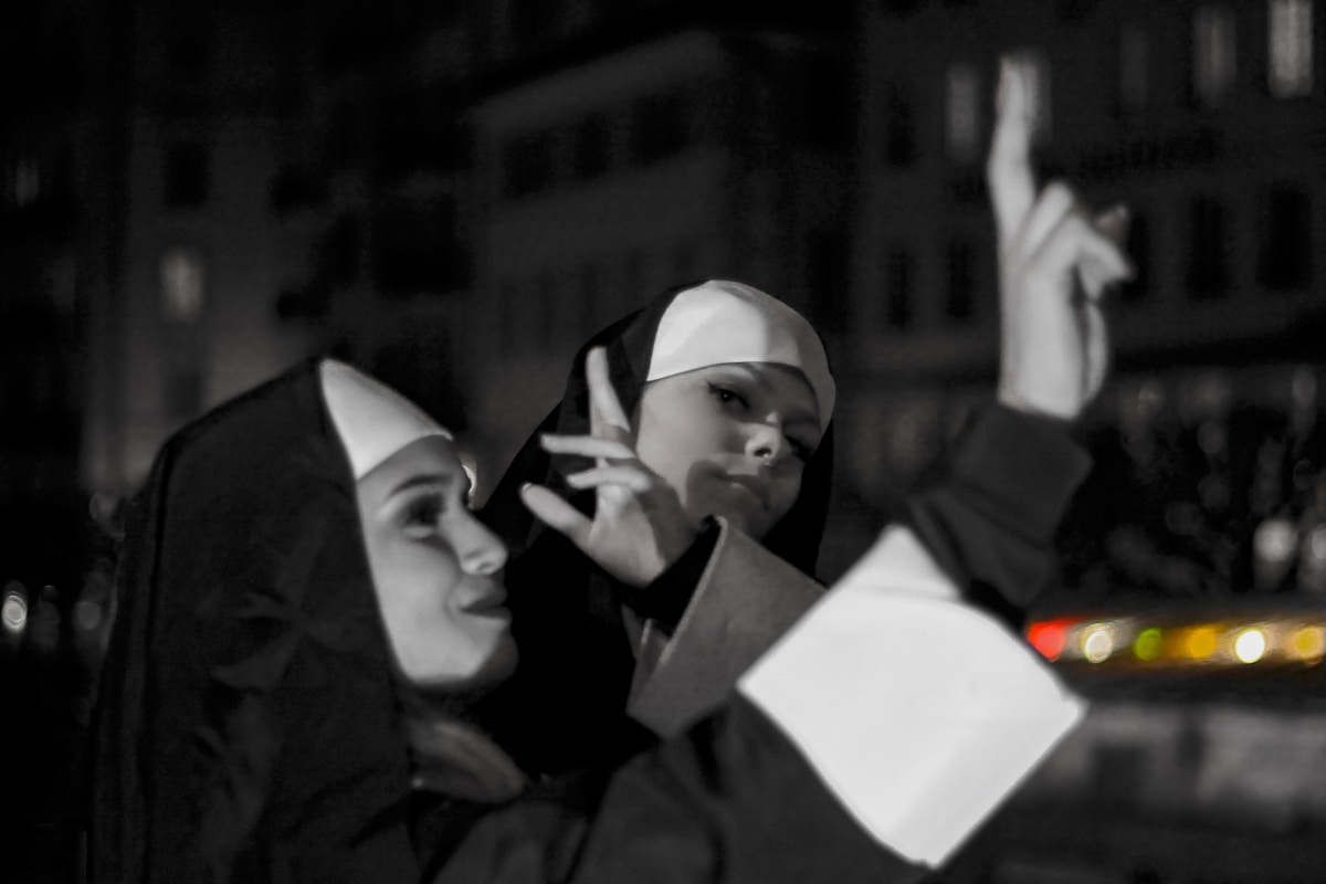 Deux femmes en hijab discutant dans la nuit.
